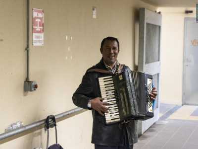 ...anche se a rallegrare l�ambiente ci pensa un musicista di strada straniero che con il suono della sua fisarmonica ci accompagna fino all�uscita